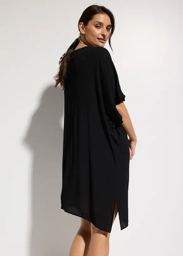 Oversize Strandtunika aus strukturiertem Crinkle in schwarz von hinten (Totalaufnahme) - bonprix
