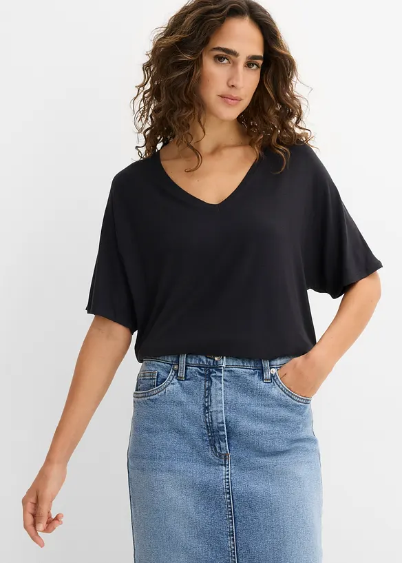 Long-Shirt aus Viskose-Mix in schwarz von vorne (im Anschnitt) - bonprix