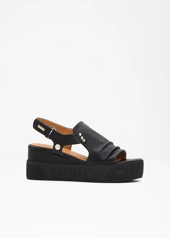 Mustang Plateau-Sandalen mit Nieten in schwarz von vorne - Mustang