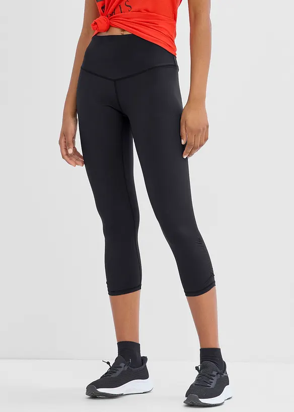Ultraleichte Sport-Capri-Leggings mit Raffung, schnelltrocknend in schwarz von vorne - bonprix Ultraleichte Sport-Capri-Leggings mit Raffung, schnelltrocknend in schwarz von vorne - bonprix