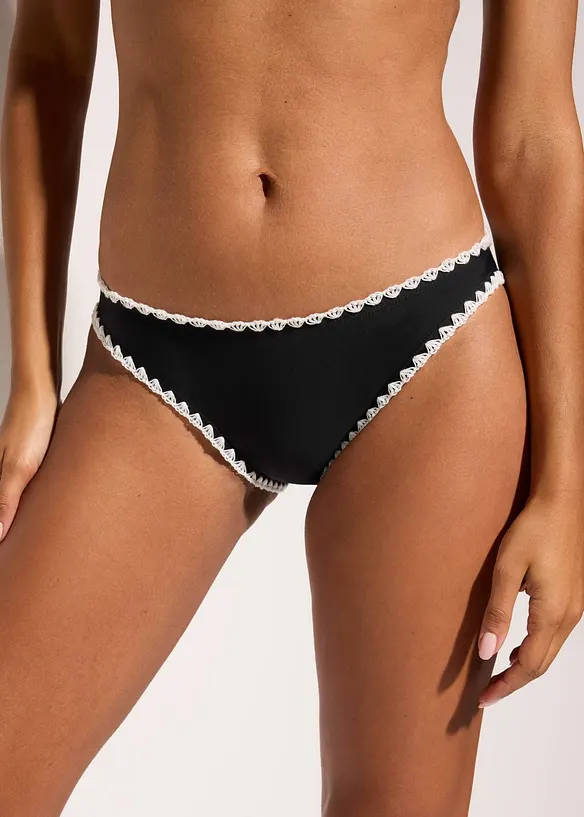 Knappe Bikinihose mit Stickerei in schwarz von vorne - bonprix