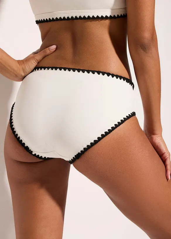 Bikinihose mit Häkelkante in weiß von hinten - bonprix