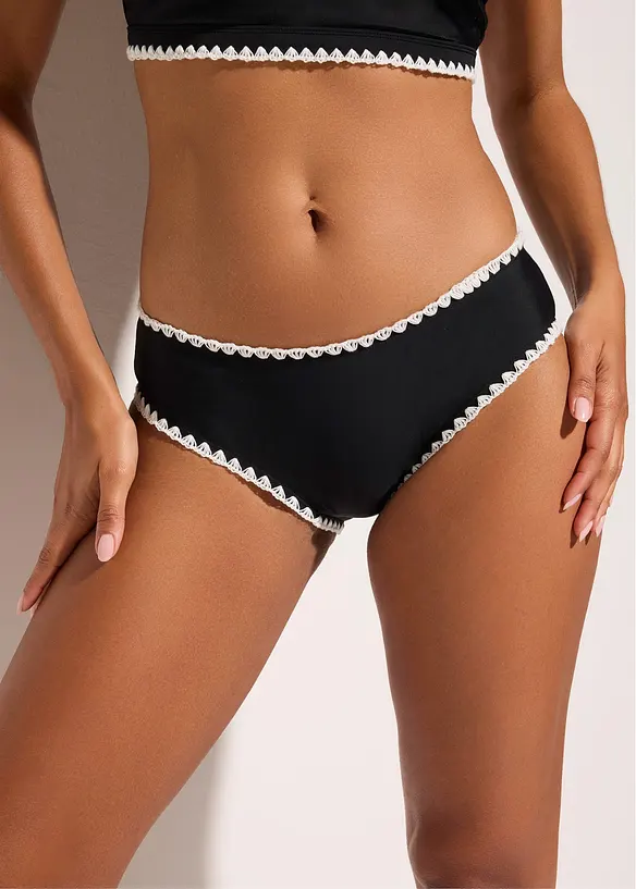 Bikinihose mit Häkelkante in schwarz von vorne - bonprix