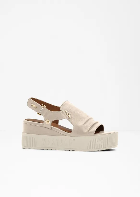 Mustang Plateau-Sandalen mit Nieten in beige von vorne - Mustang