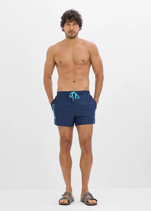 Weite Badehose aus elastischem Material in blau von vorne (Totalaufnahme) - bonprix