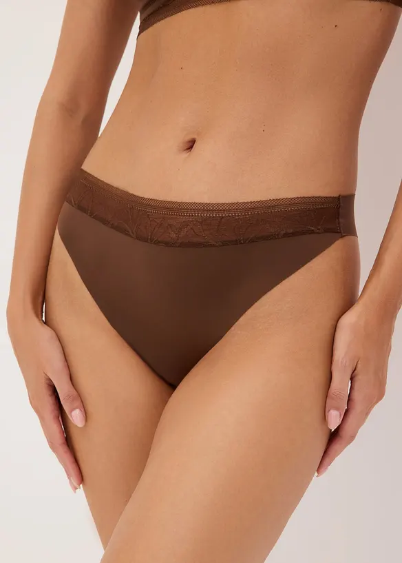 Lasercut-String mit nahtloser Hinterhose in braun von vorne - bonprix