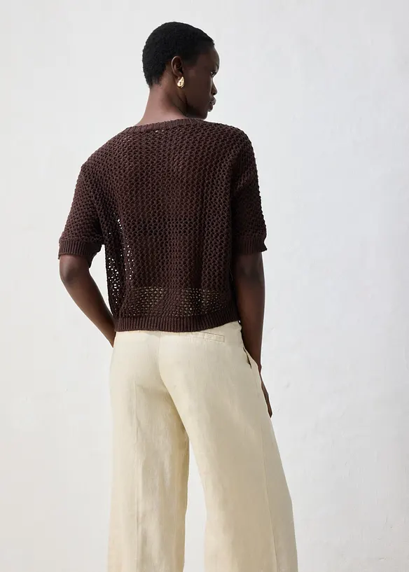 Ajour-Strickjacke aus leichtem Leinen-Mix in braun von hinten (im Anschnitt) - bonprix