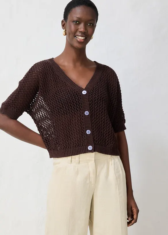 Ajour-Strickjacke aus leichtem Leinen-Mix in braun von vorne (im Anschnitt) - bonprix