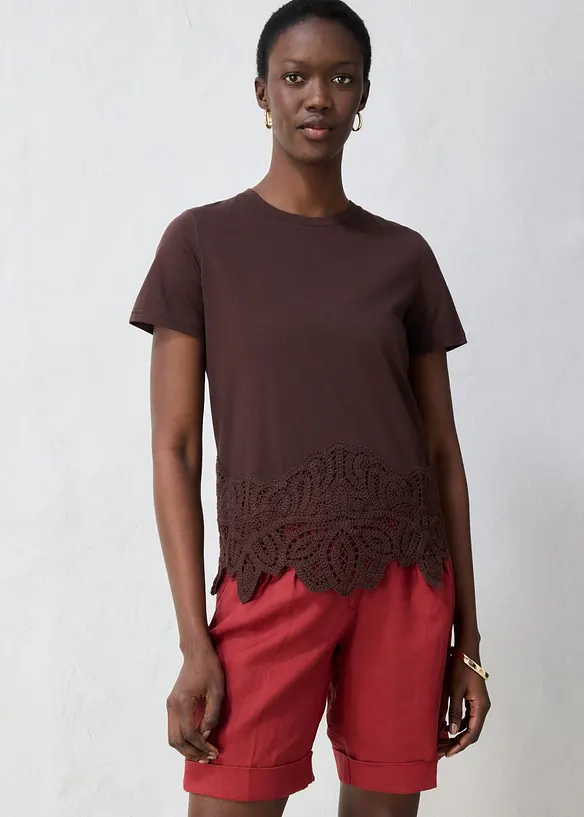 Shirt mit Seidenanteil und Häkelspitze in braun von vorne (im Anschnitt) - bonprix