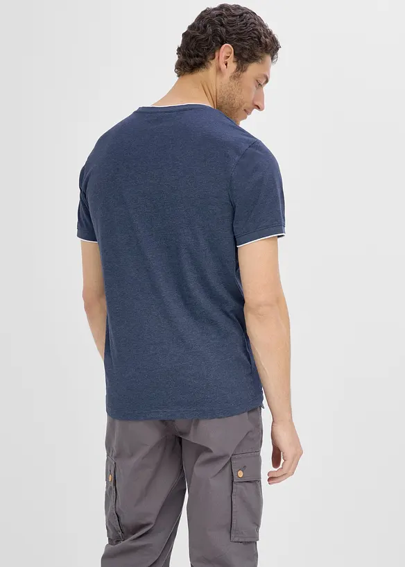 T-Shirt mit V-Ausschnitt in Doppeloptik in blau von hinten (im Anschnitt) - bonprix