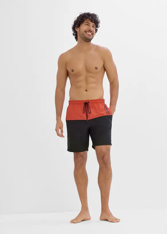 Badeshorts mit Colorblocking in rot von vorne (Totalaufnahme) - bonprix