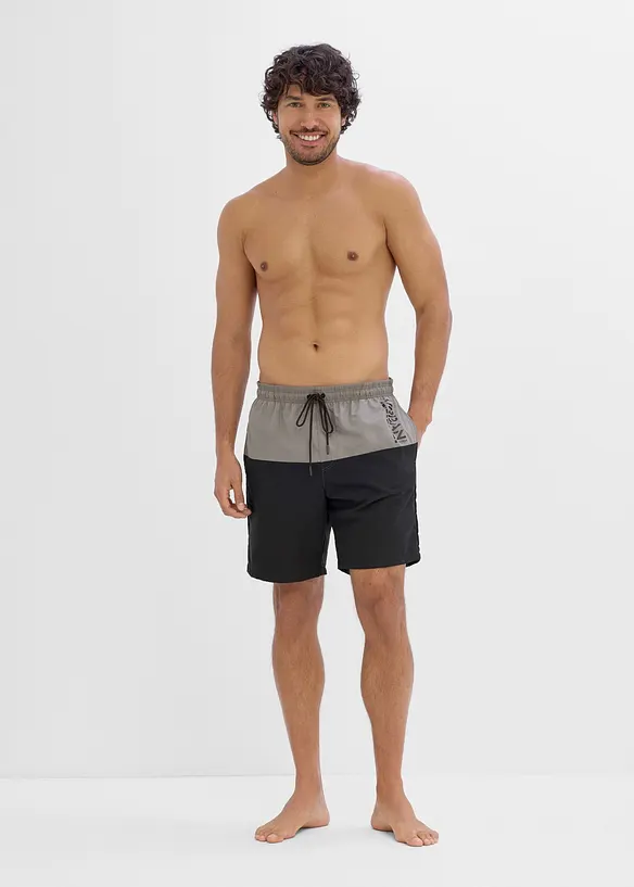 Badeshorts mit Colorblocking in grau von vorne (Totalaufnahme) - bonprix