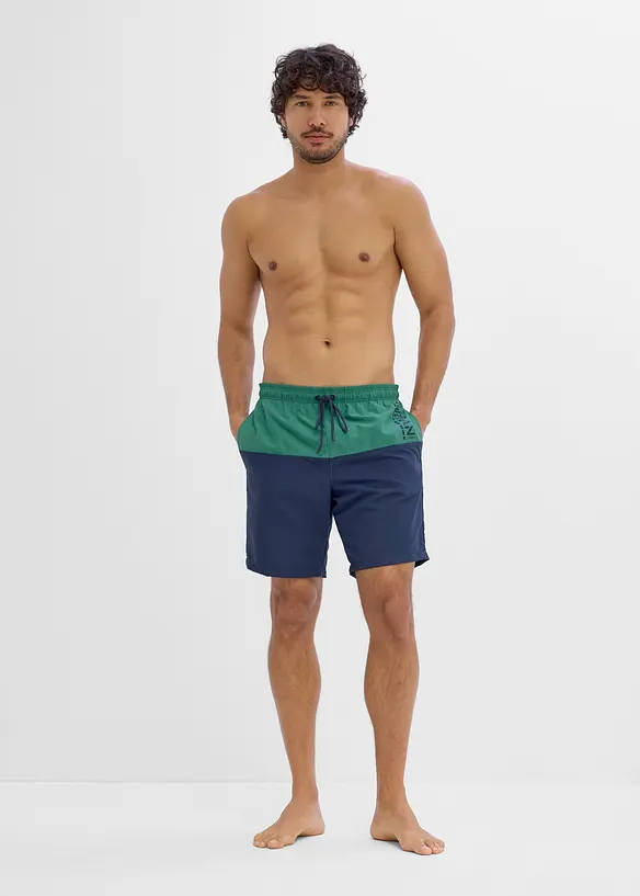 Badeshorts mit Colorblocking in grün von vorne (Totalaufnahme) - bonprix