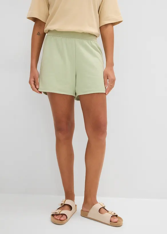 Sweat-Shorts mit abgerundetem Saum in grün von vorne - bonprix