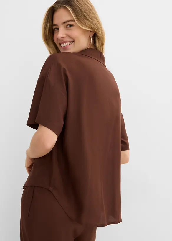 Oversize Kurzarmbluse aus softem Viskose-Mix in braun von hinten (im Anschnitt) - bonprix