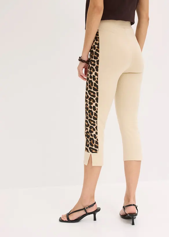 Capri-Leggings mit leo-Print in beige von hinten - bonprix