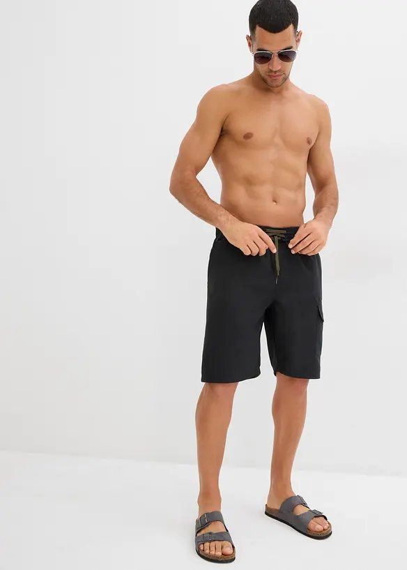 Badeshorts mit seitlicher Tasche in schwarz von vorne (Totalaufnahme) - bonprix