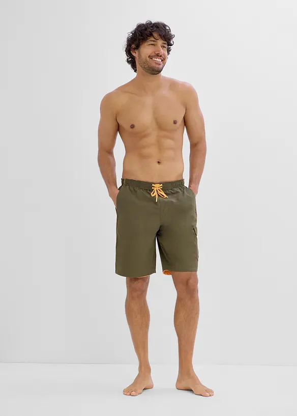 Badeshorts mit seitlicher Tasche in grün von vorne (Totalaufnahme) - bonprix