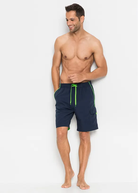 Badeshorts mit seitlicher Tasche in blau von vorne (Totalaufnahme) - bonprix