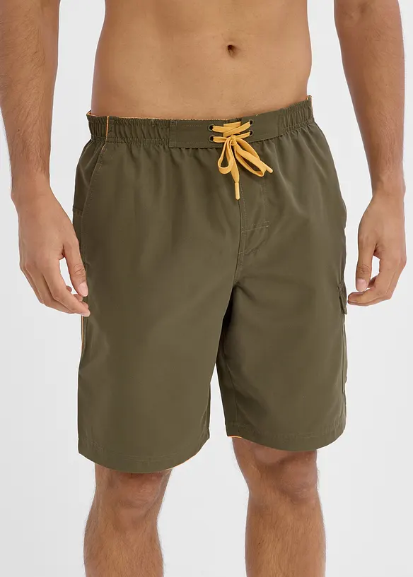 Badeshorts mit seitlicher Tasche in grün von vorne - bonprix