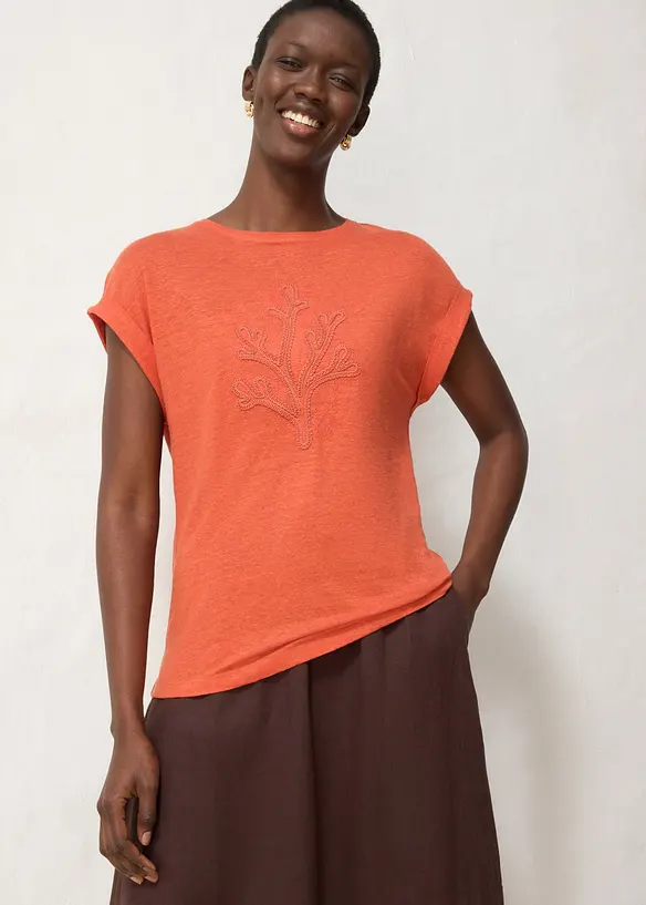 Leichtes T-Shirt aus reinem Leinen mit Stickerei in rot von vorne (im Anschnitt) - bonprix Leichtes T-Shirt aus reinem Leinen mit Stickerei in rot von vorne (im Anschnitt) - bonprix