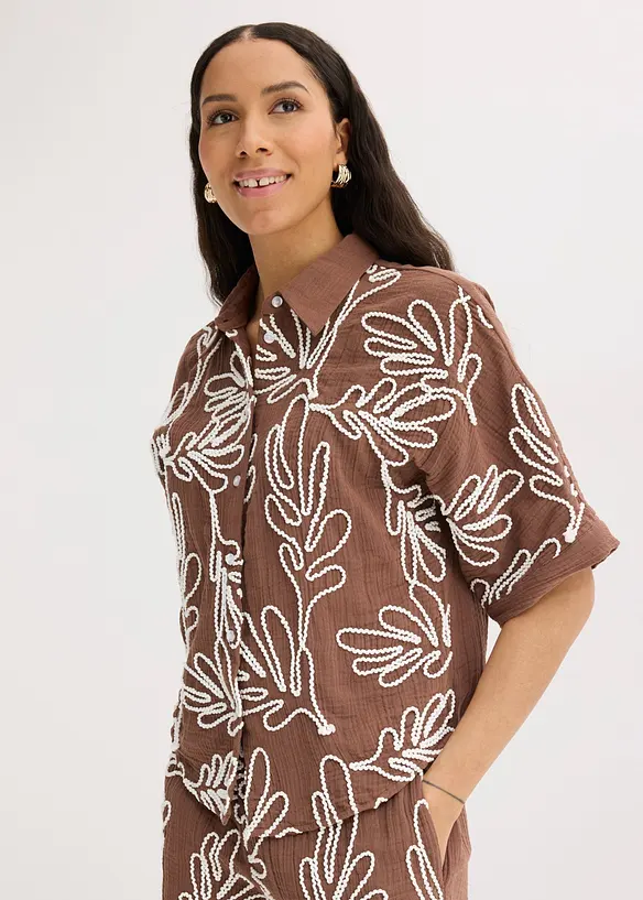 Bluse aus reiner Baumwolle mit Stickerei in braun von vorne (im Anschnitt) - bonprix