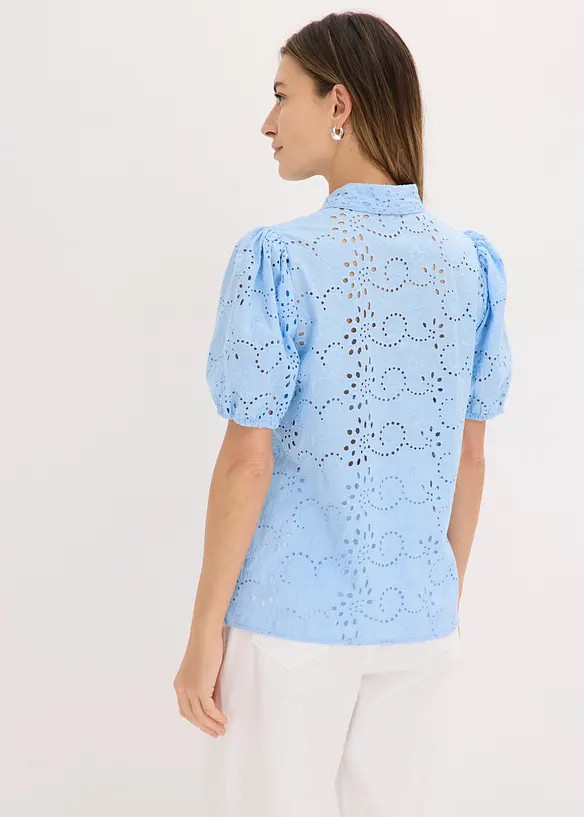 Lochstickerei-Bluse aus reiner Bio-Baumwolle in blau von hinten (im Anschnitt) - bonprix