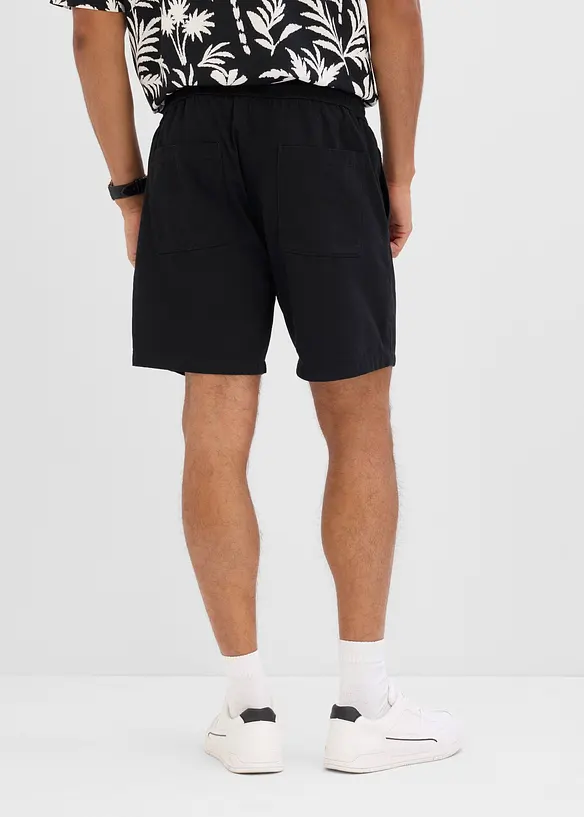 Shorts mit Dehnbund in Relaxed Fit in schwarz von hinten - bonprix