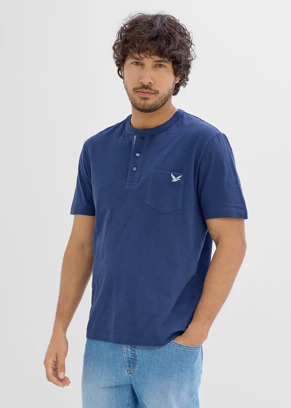 Henleyshirt aus reiner Bio-Baumwolle in blau von vorne (im Anschnitt) - bonprix