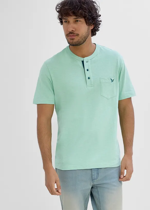 Henleyshirt aus reiner Bio-Baumwolle in grün von vorne (im Anschnitt) - bonprix