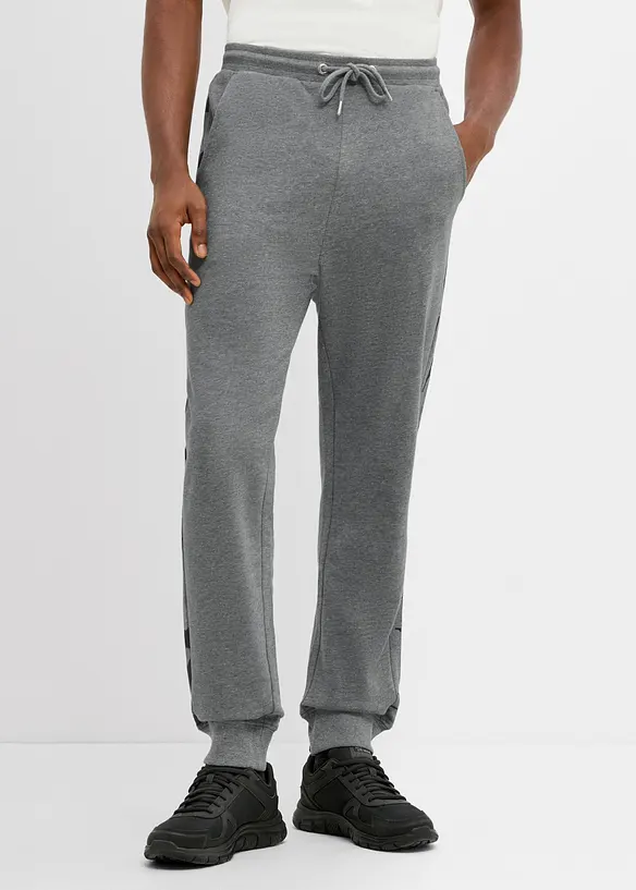 Jogginghose mit Seitenstreifen aus Bio-Baumwolle in grau von vorne - bonprix Jogginghose mit Seitenstreifen aus Bio-Baumwolle in grau von vorne - bonprix