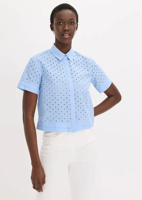Bluse mit Lochstickerei in blau von vorne (im Anschnitt) - bonprix