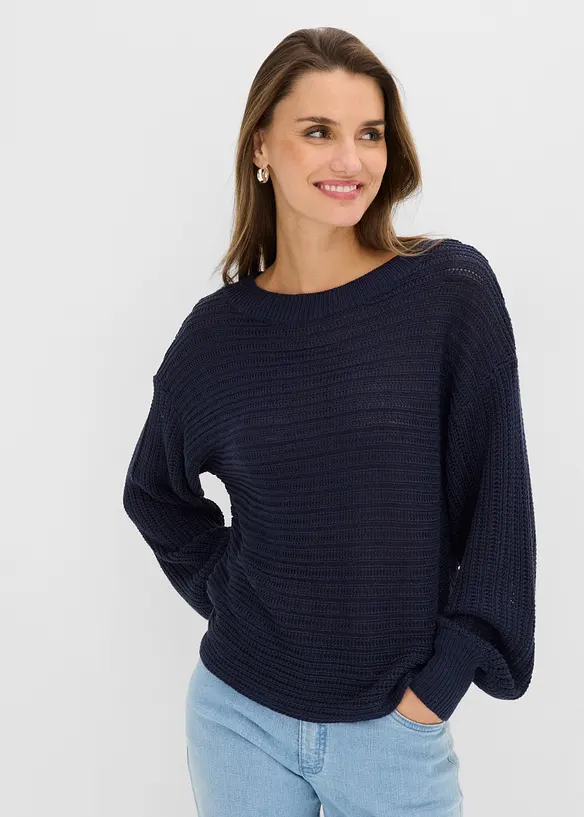 Oversize Lochstrick-Pullover in blau von vorne (im Anschnitt) - bonprix