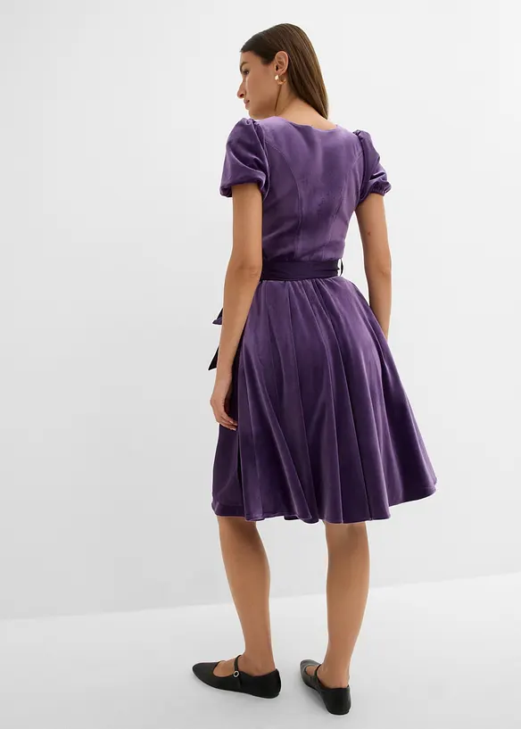 Dirndl und Schürze (2-tlg.Set) in lila von hinten (Totalaufnahme) - bonprix