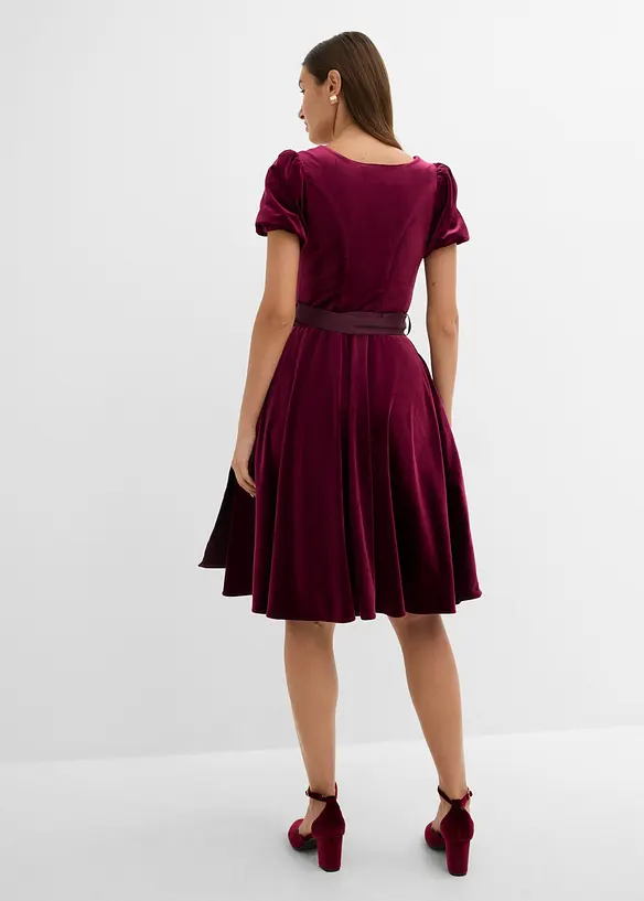 Dirndl und Schürze (2-tlg.Set) in rot von hinten (Totalaufnahme) - bonprix