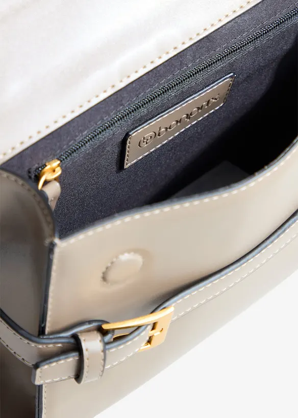 kleine Umhängetasche mit Schnallendetail in braun geöffnet - bonprix