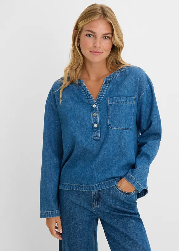 Leichte Jeansbluse-Tunika in blau von vorne (im Anschnitt) - bonprix