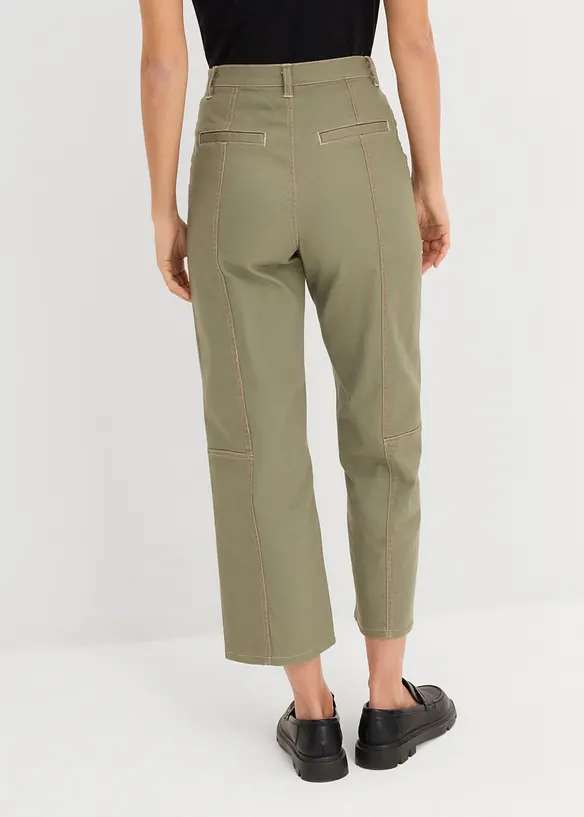 Verkürzte Twillhose aus Baumwoll-Elasthan-Mix in grün von hinten - bonprix