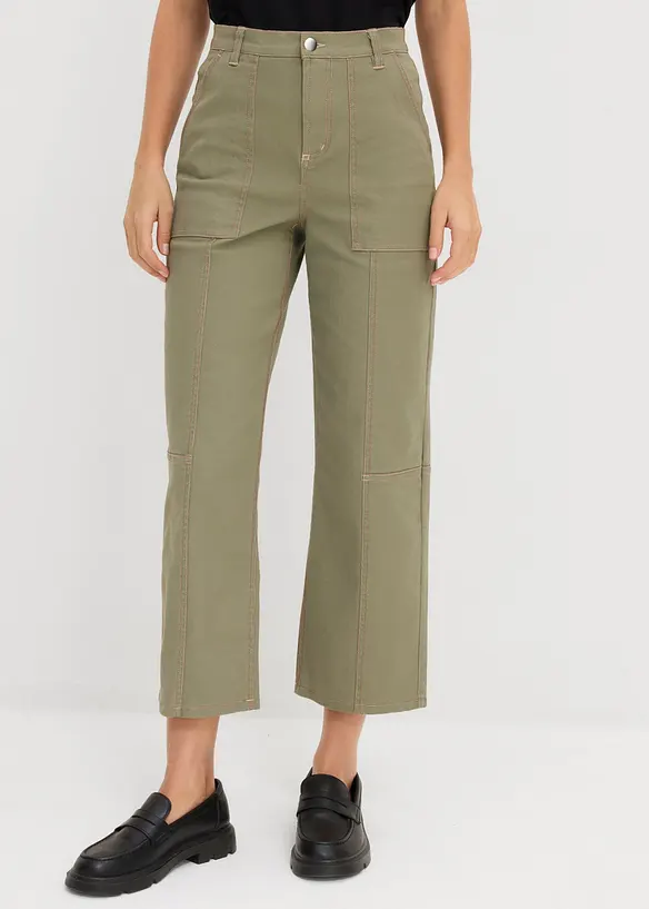 Verkürzte Twillhose aus Baumwoll-Elasthan-Mix in grün von vorne - bonprix