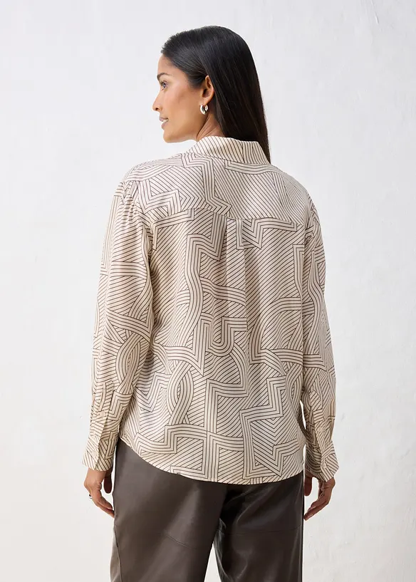 Fließende Hemdbluse mit Seide in beige von hinten (im Anschnitt) - bonprix
