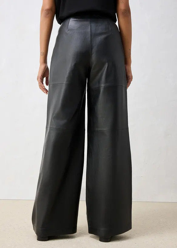 Lederhose mit Bundfalten in schwarz von hinten - bonprix