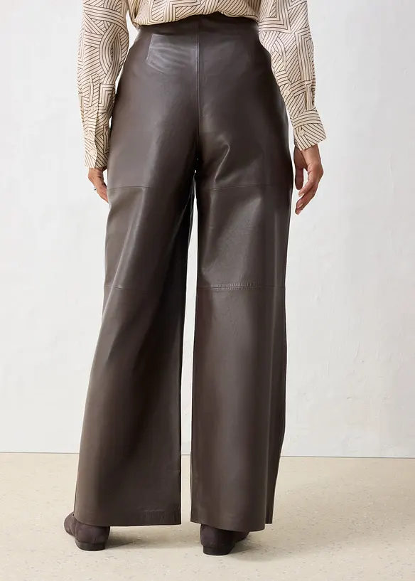 Lederhose mit Bundfalten in braun von hinten - bonprix