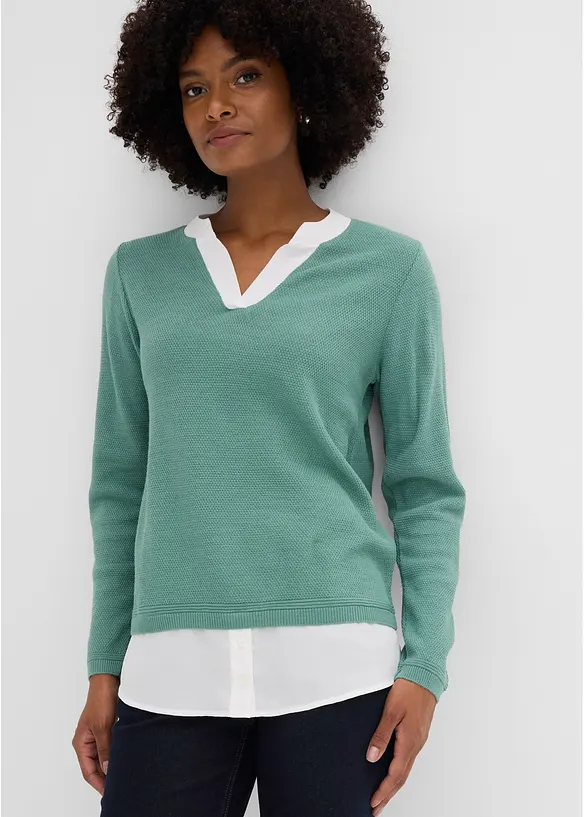 Feinstrickpullover mit Bluseneinsatz in grün von vorne (im Anschnitt) - bonprix