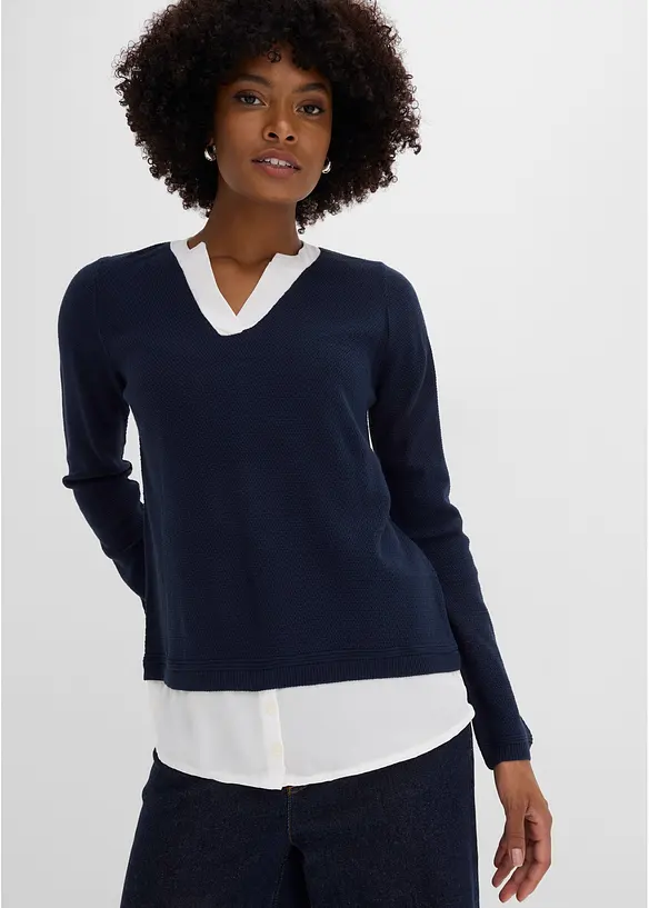 Feinstrickpullover mit Bluseneinsatz in blau von vorne (im Anschnitt) - bonprix