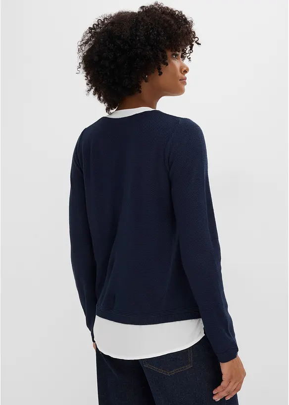 Feinstrickpullover mit Bluseneinsatz in blau von hinten (im Anschnitt) - bonprix