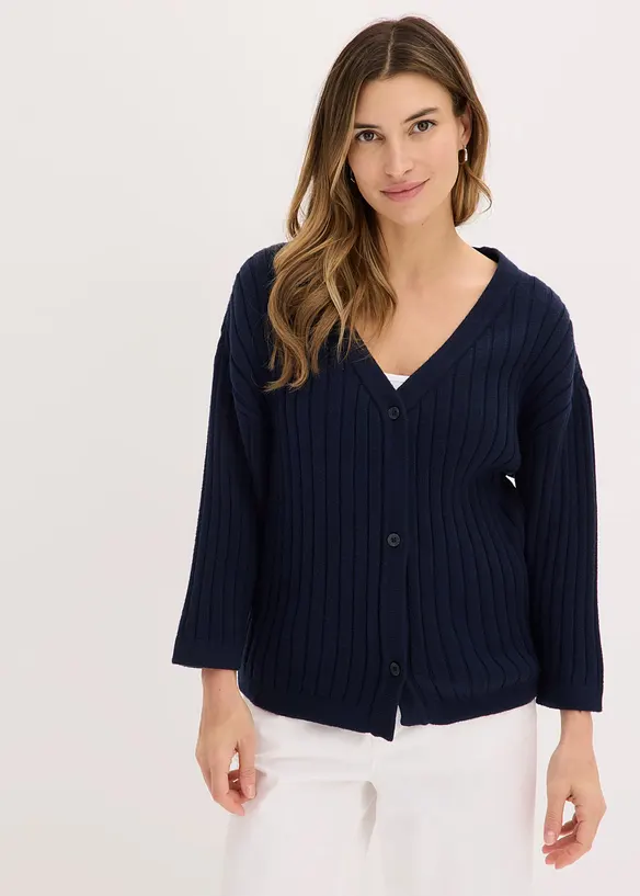 Strickjacke aus Viskose-Mix in blau von vorne (im Anschnitt) - bonprix