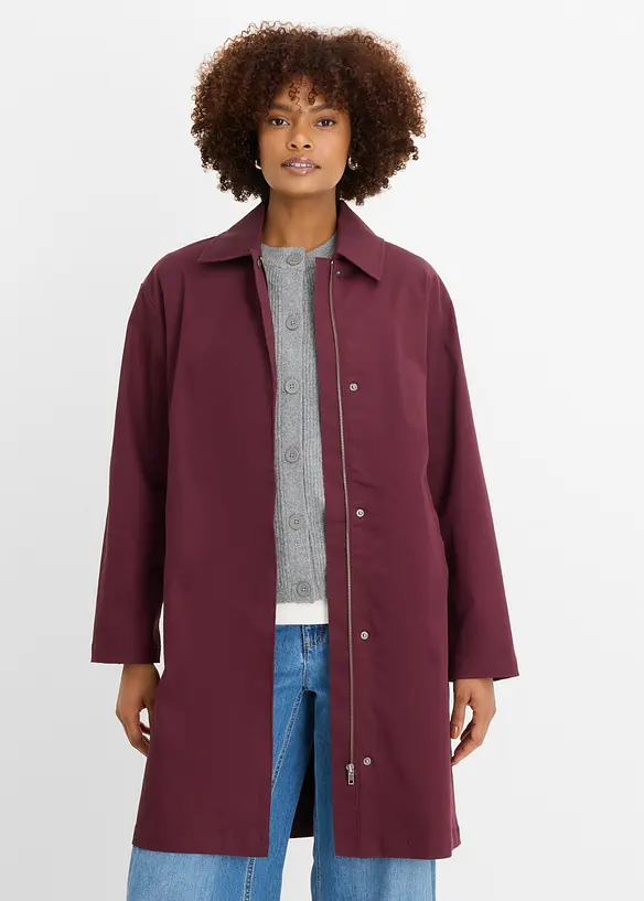 Wasserabweisender Trenchcoat, Oversized in rot von vorne (Totalaufnahme) - bonprix