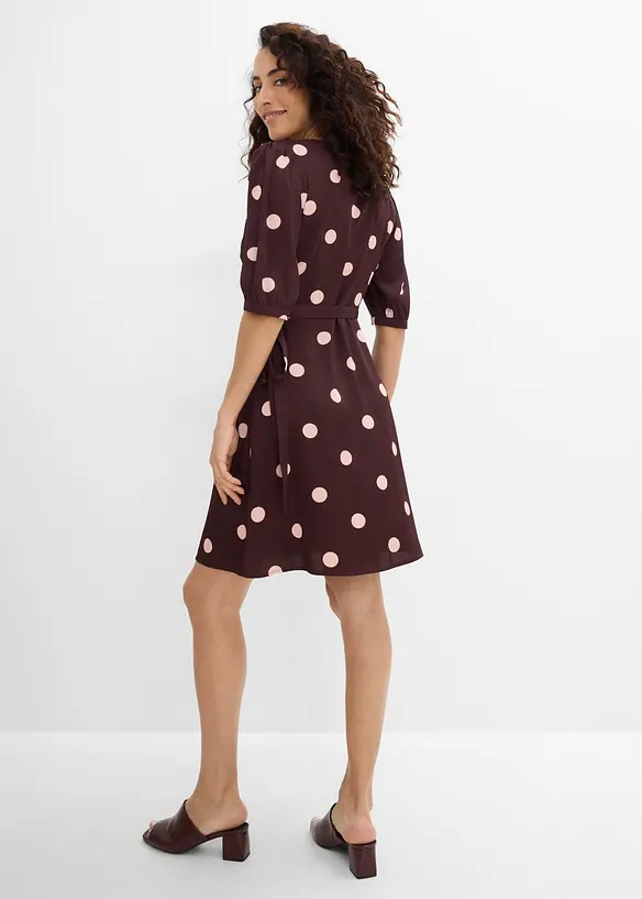 Wickelkleid aus fließendem Satin in lila von hinten (Totalaufnahme) - bonprix