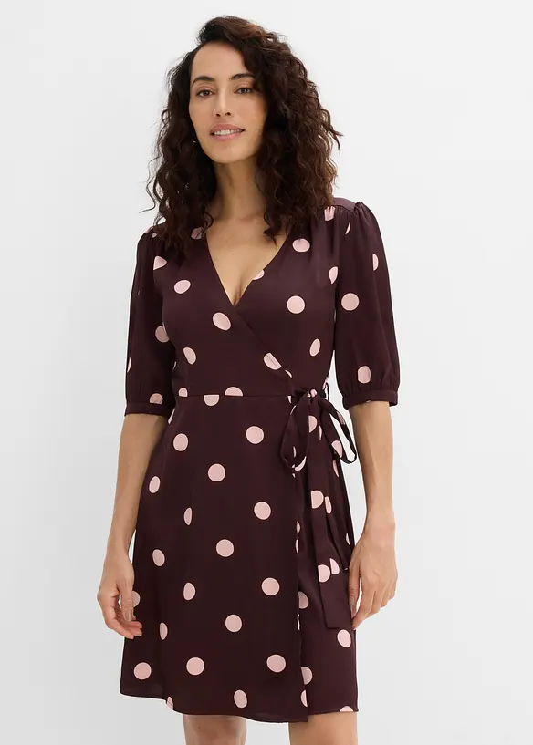 Wickelkleid aus fließendem Satin in lila von vorne (Totalaufnahme) - bonprix