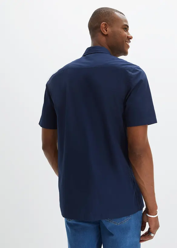 Kurzarmhemd aus Baumwolle in Regular Fit in blau von hinten (im Anschnitt) - bonprix